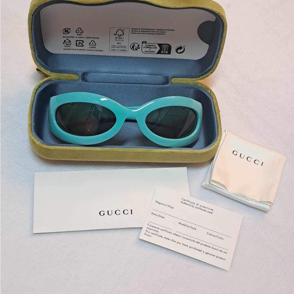 GUCCI -
Tiffany Blue Oval Sunglasses - Picture 4 of 12